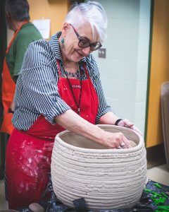 susan-whelan-facilitating-community-coil-pot-photo-by-veronica-fassbender-